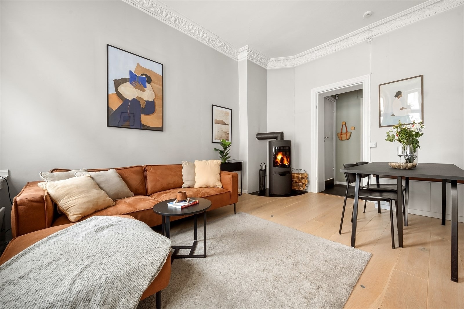 Nydelig og svært tiltalende 2-roms i en klassisk bygård med med peisovn, generøs takhøyde og store vinduer. Galleribilde