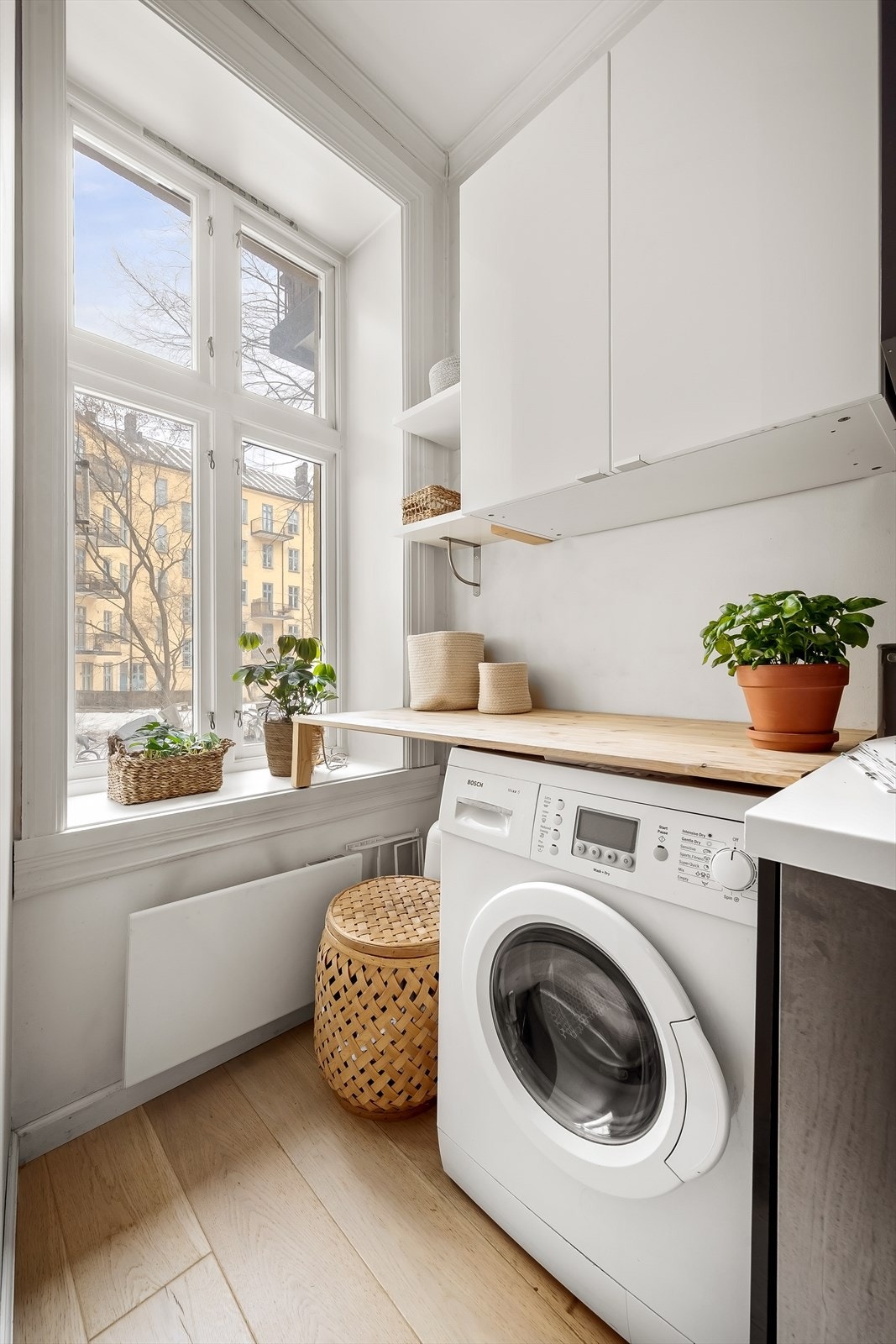 Det er opplegg for vaskemaskin på kjøkkenet. Galleribilde