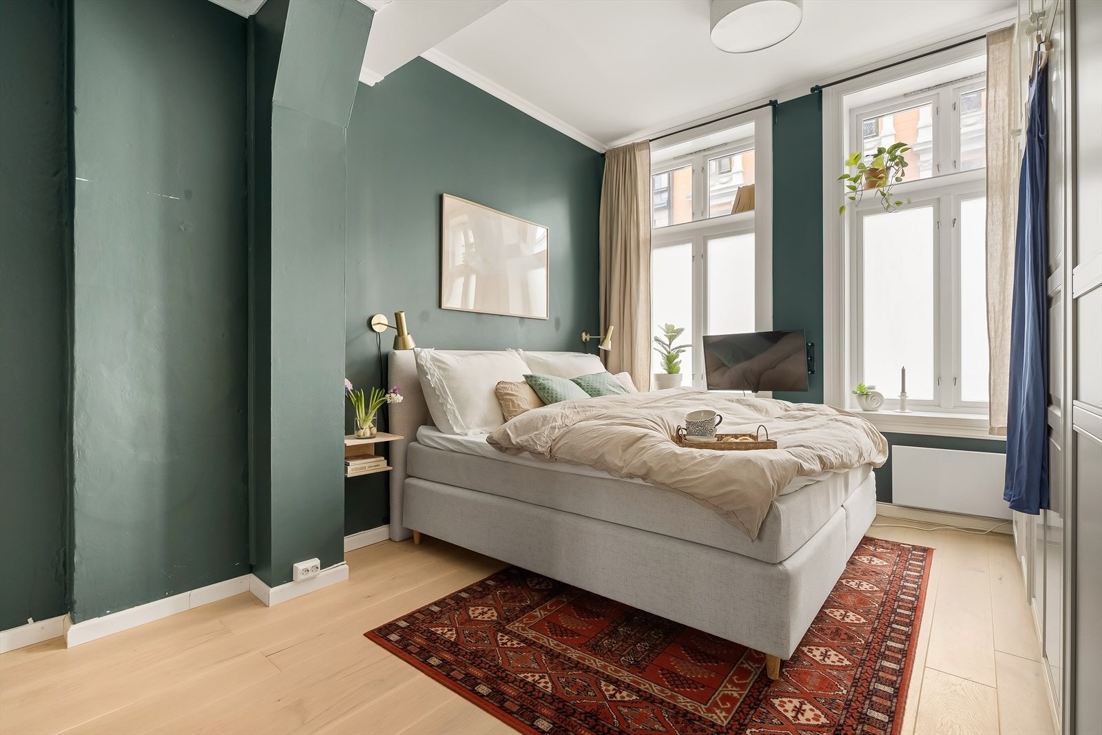 Stort og koselig soverom med god plass til dobbeltseng og tilhørende møbler. Galleribilde