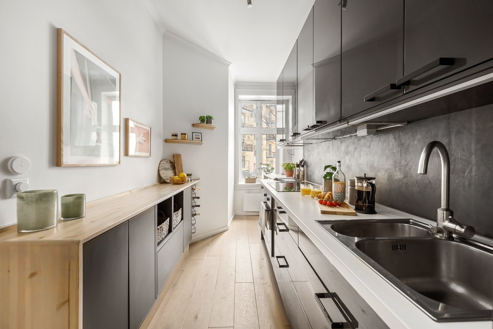 Kjøkkenet har en funksjonell og praktisk utforming, hvor plassen er godt utnyttet med rikelig skap- og benkeplass. Galleribilde