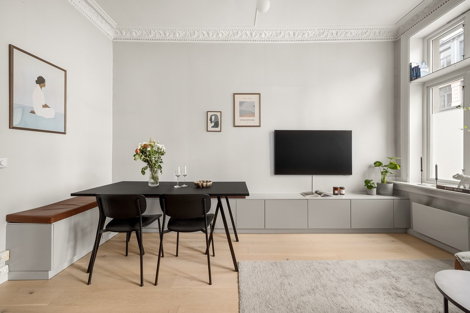 Det er god plass til sofa, spisebord og øvrig møblement i rommet. Plassen er godt utnyttet, med gode oppbevaringsmuligheter. Galleribilde