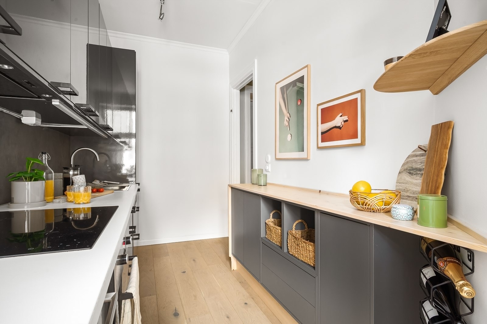 Kjøkkenet har en funksjonell og praktisk utforming, hvor plassen er godt utnyttet med rikelig skap- og benkeplass. Galleribilde