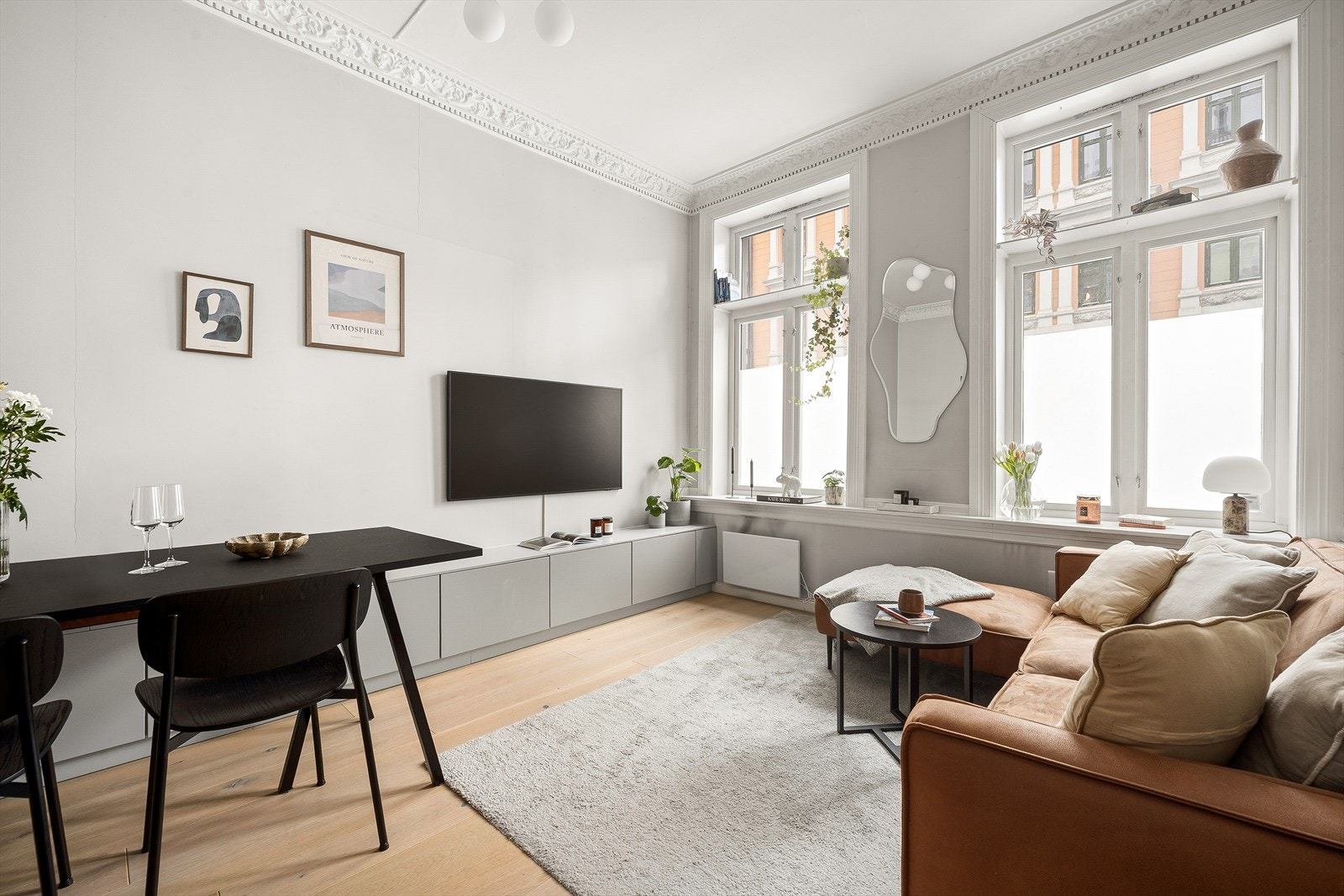 Flotte klassiske detaljer i stuen og flere møbleringsmuligheter. Galleribilde