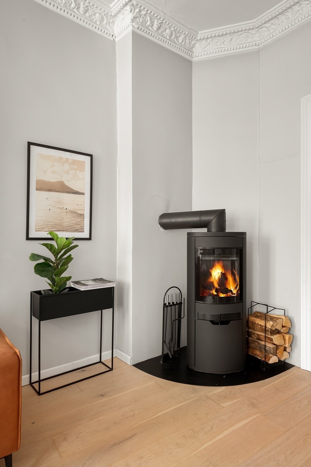 En koselig vedovn i hjørnet bidrar med både varme og lun stemning på kjølige dager. Galleribilde