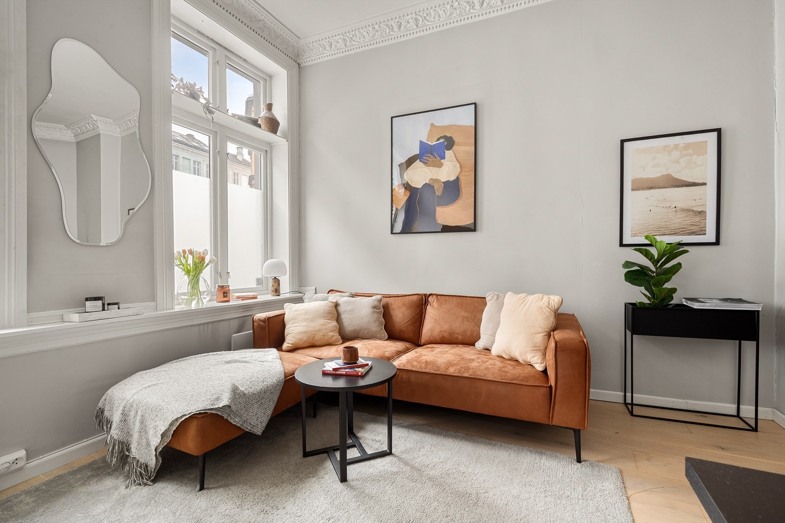 Boligen byr på vakre, tidstypiske detaljer som store vindusflater, god takhøyde på 3 meter, rosett og stukkatur. Galleribilde