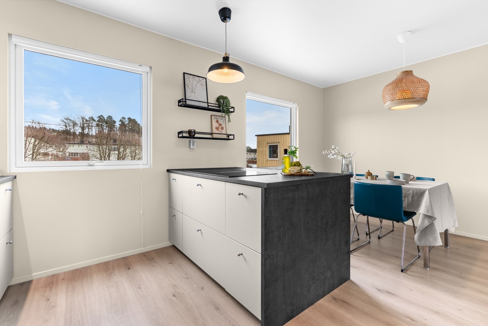 De store vindusflatene slipper inn rikelig med lys og skaper en luftig og fin atmosfære i rommet. Galleribilde