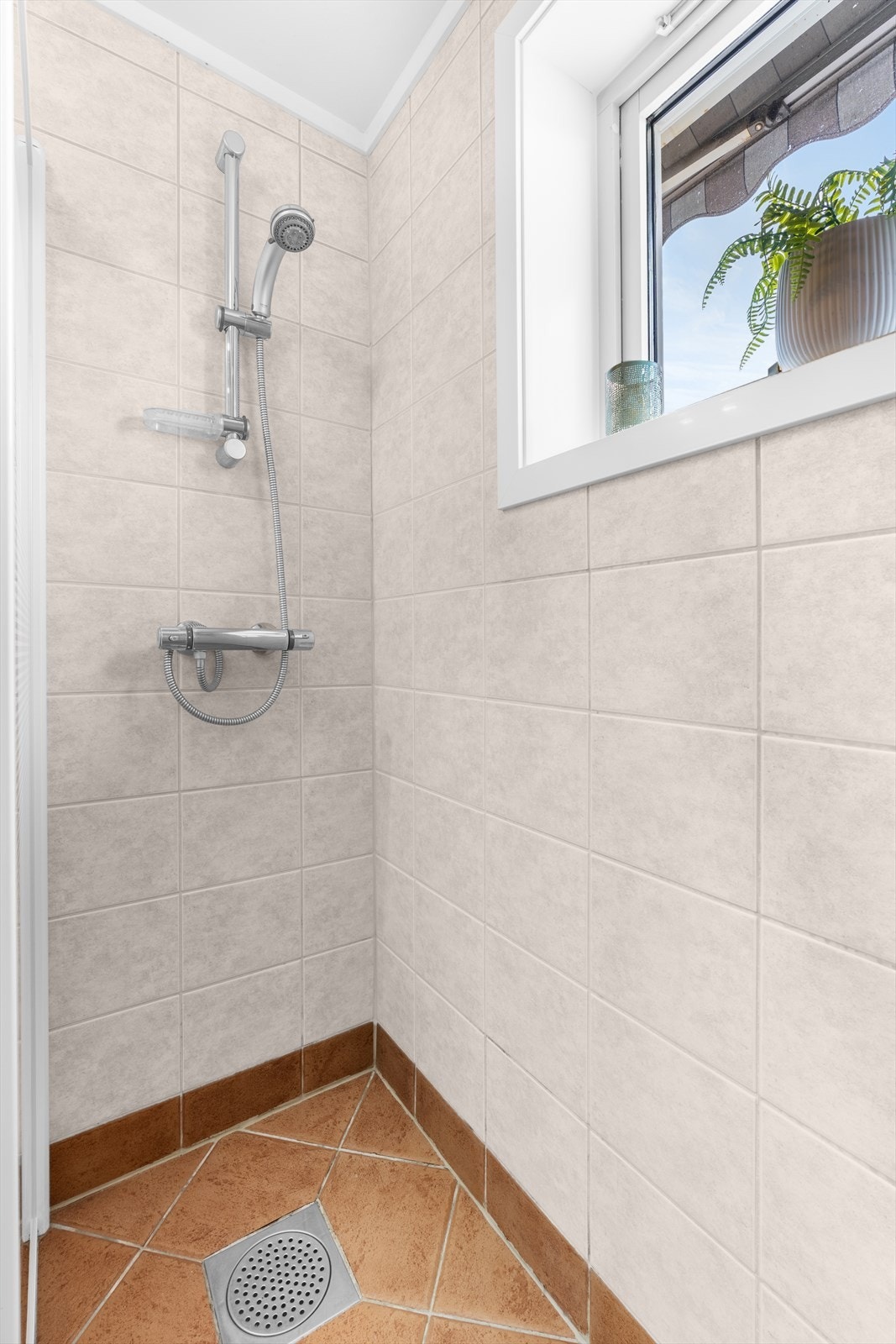 Innvendig er badet innredet med fliser på gulvet, veggfliser i dusjsonen og malt strie på øvrige veggflater. Leilighetens varmtvannsbereder er plassert i kjeller. Galleribilde