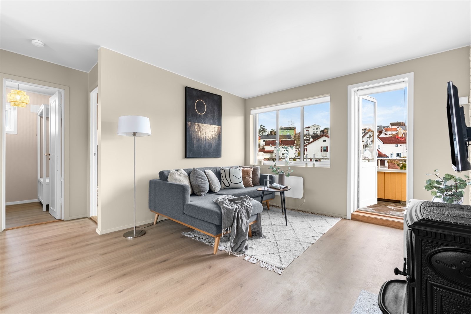 Generøs takhøyde opptil 2,47 meter, målt midt i stue, det er skråtak i boligen. Galleribilde