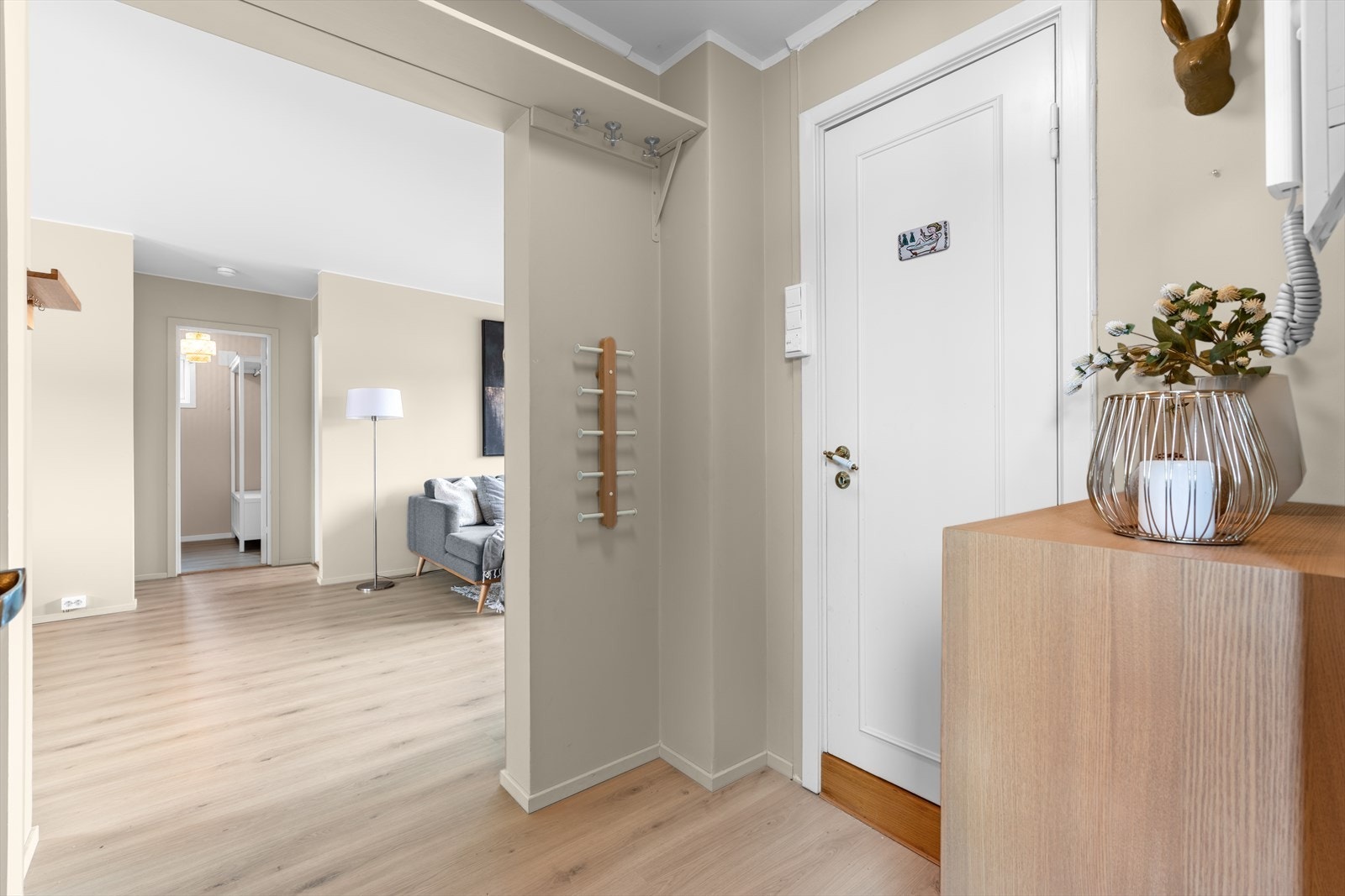 Man ønskes velkommen i en lys entré med plass til å henge fra seg ytterklær i et innebygd garderobeskap. Galleribilde