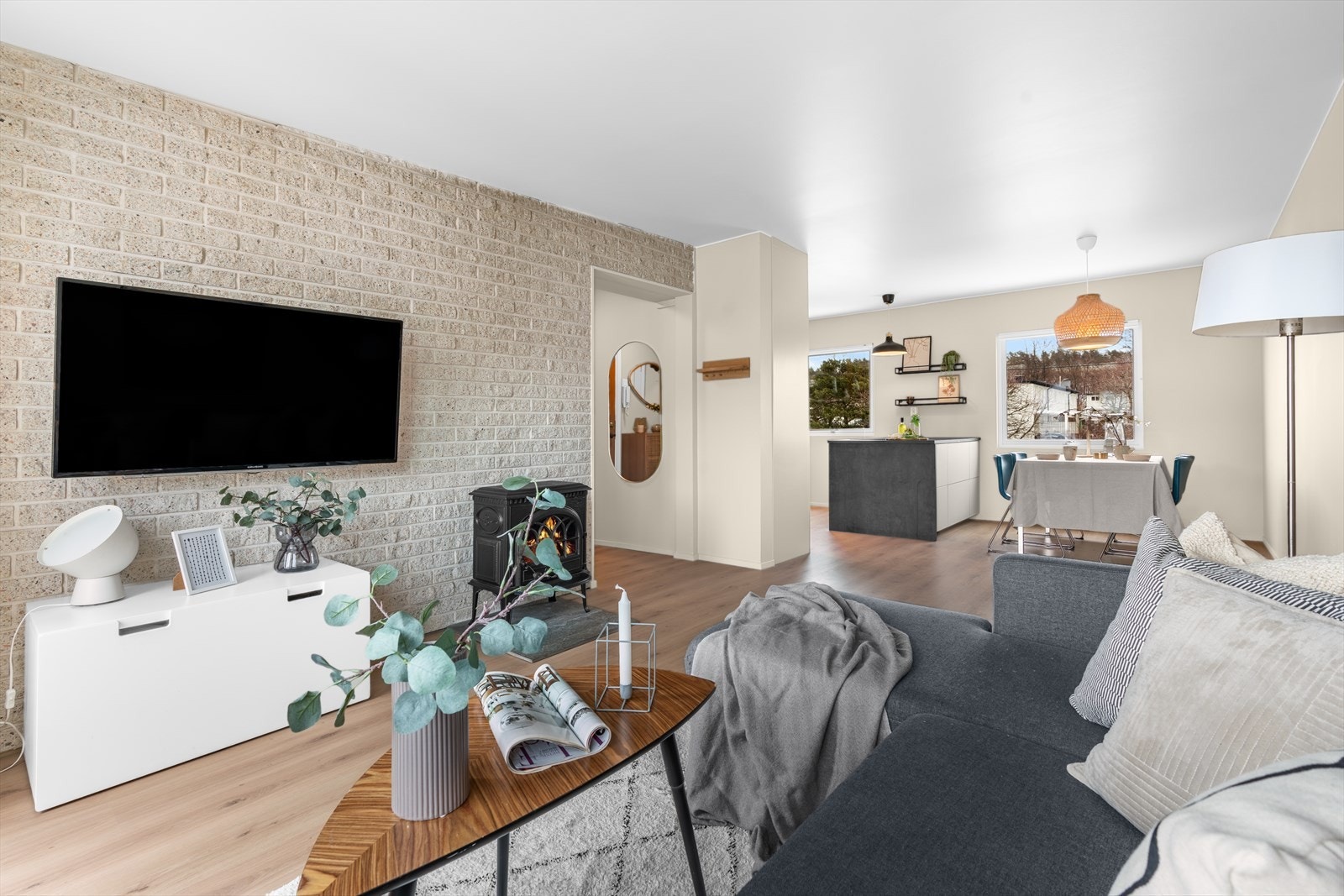 Stuen har god utforming som legger til rette for to soner og oppleves som boligens sosiale samlingspunkt. Galleribilde