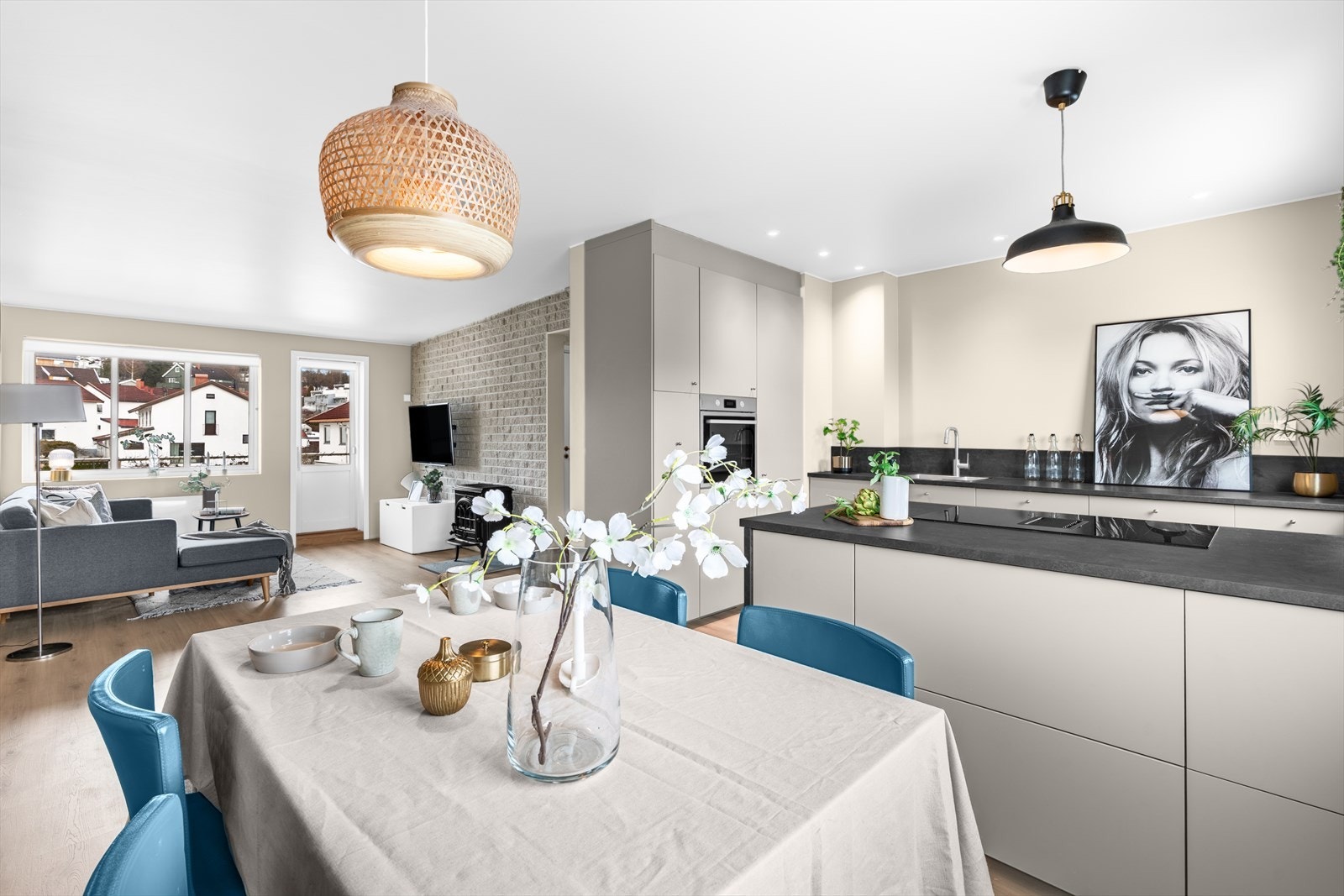 Moderne åpen løsning som er innredet med både sofa- og spisegruppe, her kan du invitere venner og familie på hyggelige middagsselskaper. Galleribilde