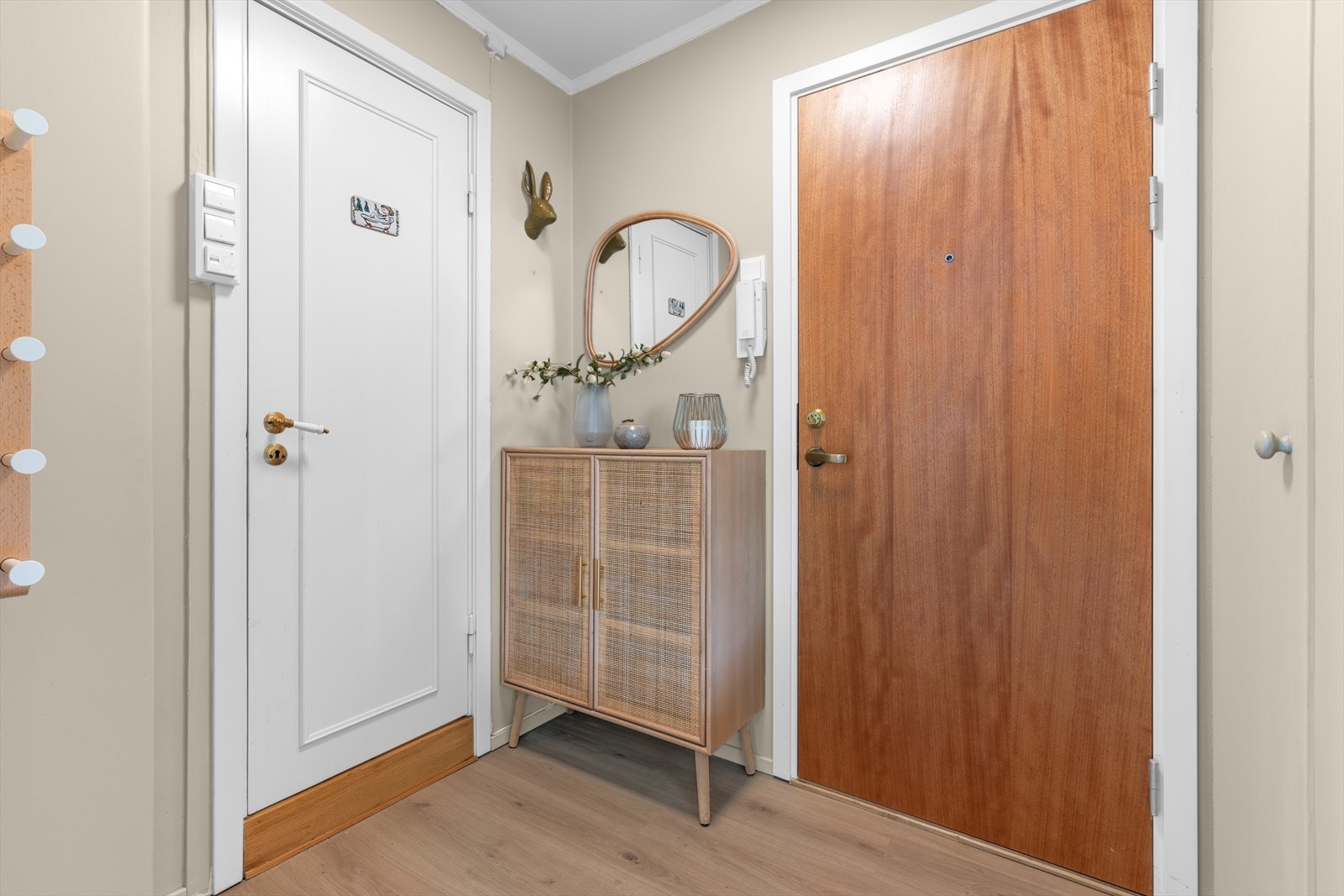 Dørcalling er montert ved entrédøren. Brann- og lydklassifisert entrédør. Galleribilde