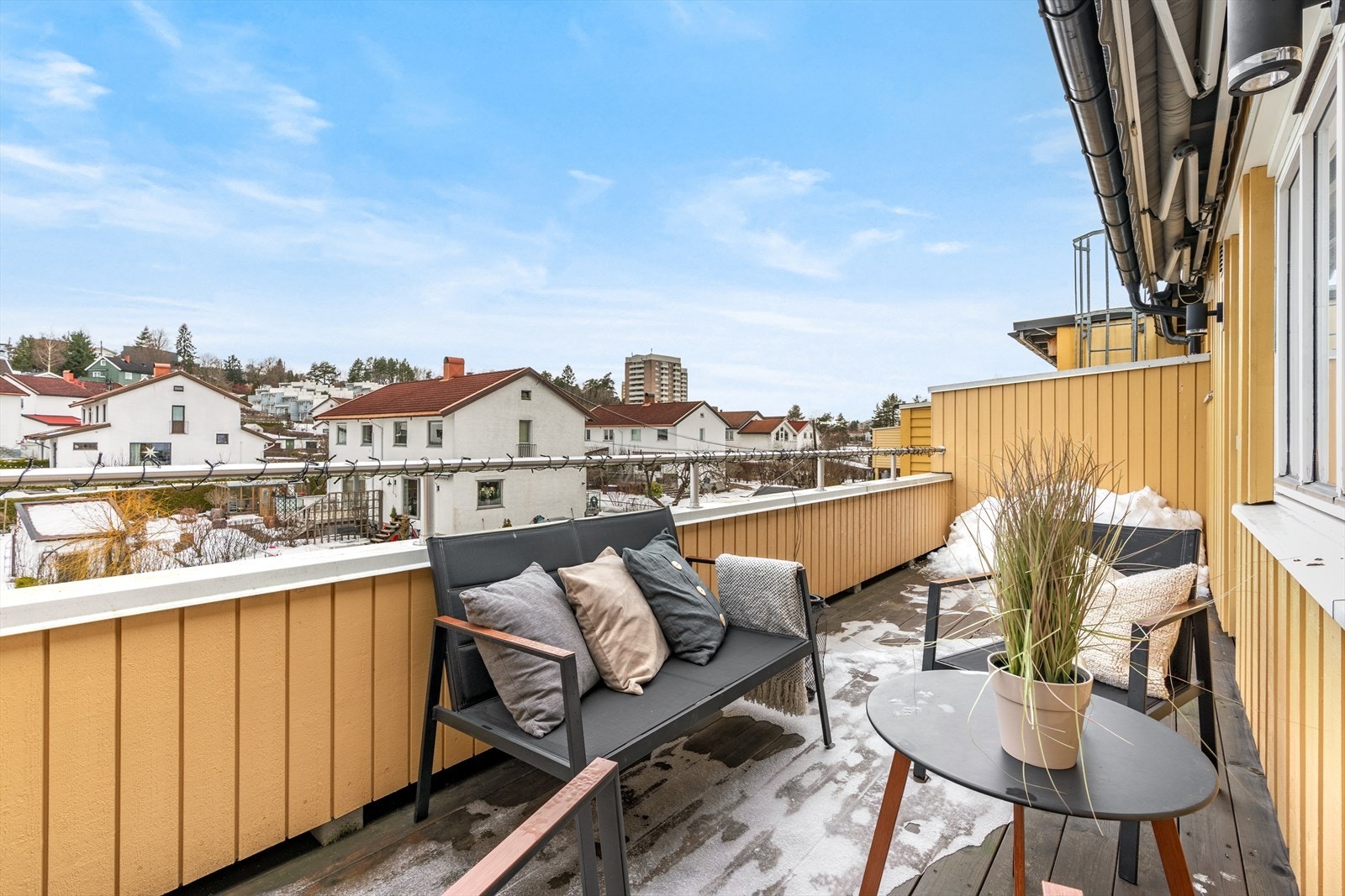 Utgang fra stue til en 13 m² vestvendt veranda med tidlig ettermiddags- og kveldssol og hyggelig fritt utsyn. Galleribilde