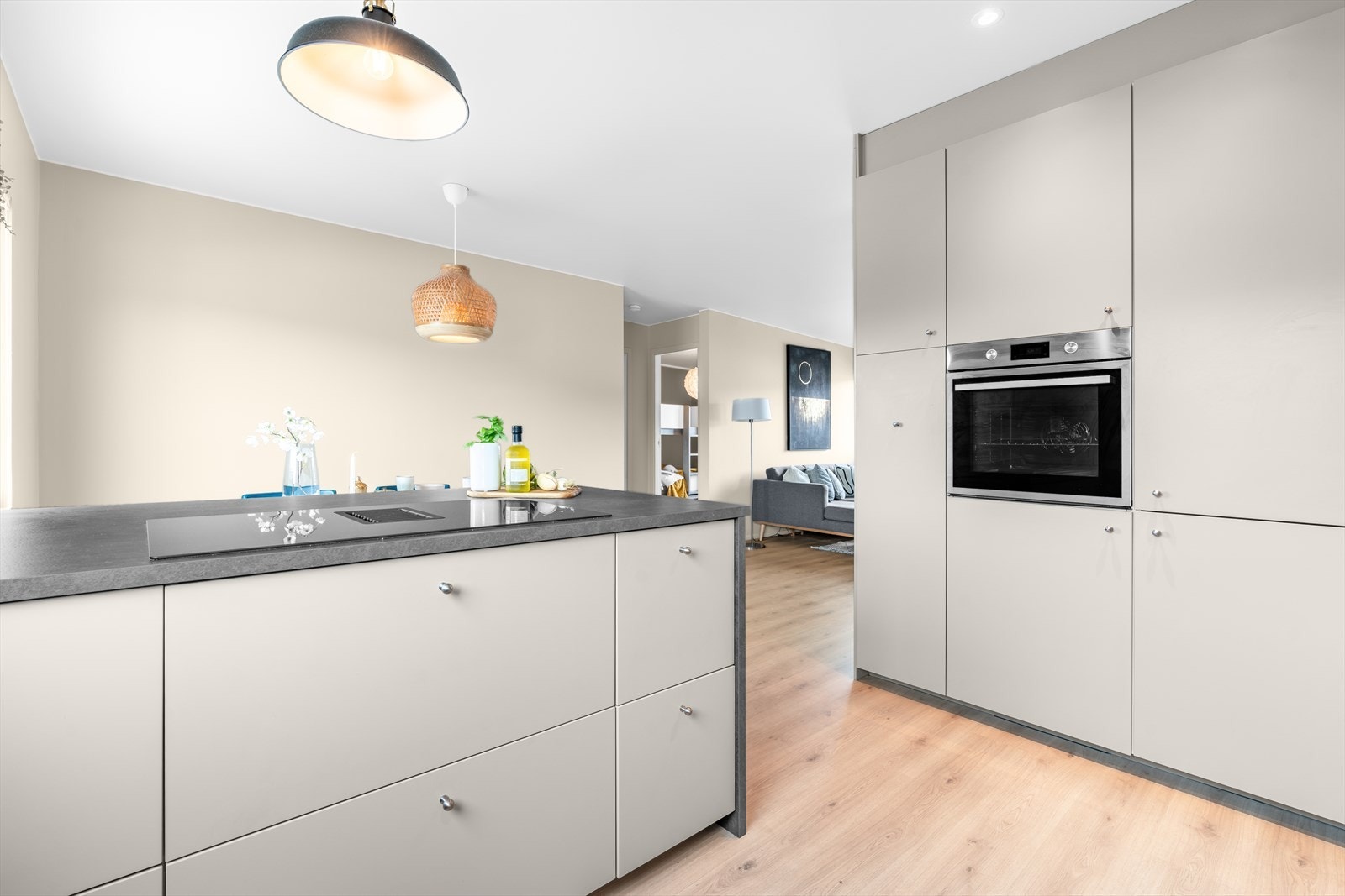 Nytt gulv er lagt i 2023. Overflater pusset opp samme år. Galleribilde