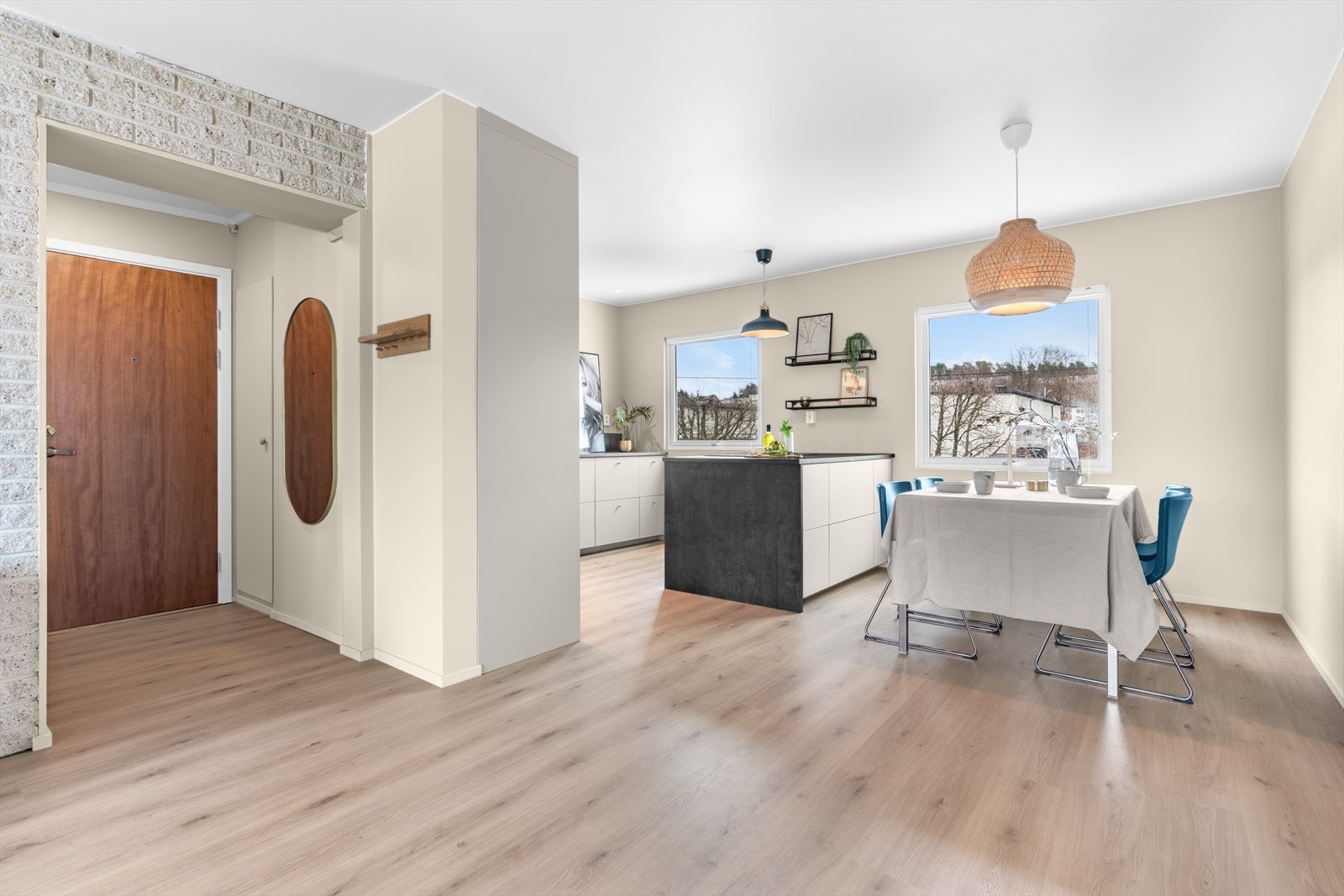 Åpen stue- og kjøkkenløsning gir god romfølelse og praktisk bruk. Galleribilde