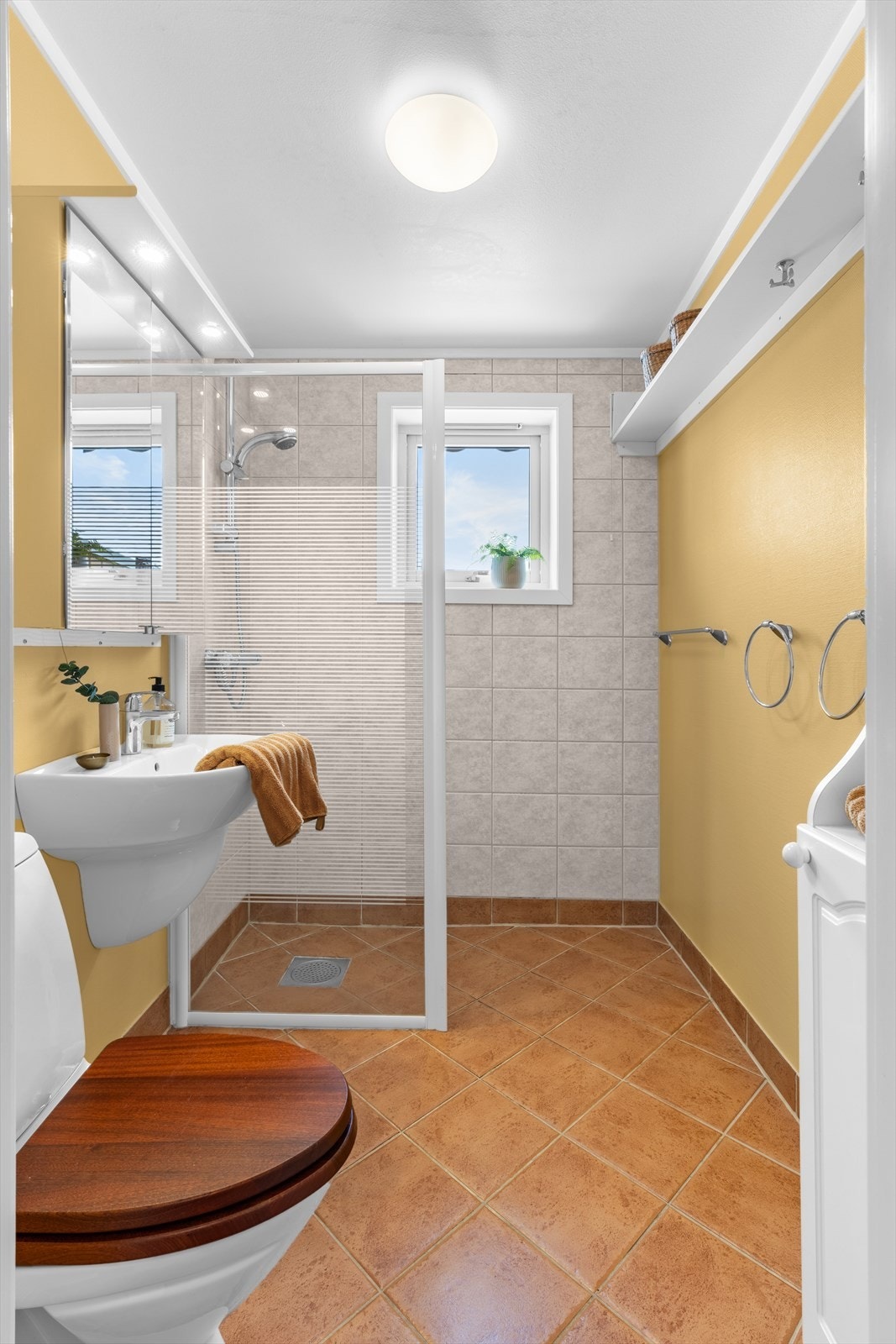 Eldre baderom med behagelig gulvvarme. Andelen har tilgang til felles vaskerom/tørkerom i kjeller, her er det plass til egen vaskemaskin og tørketrommel. Galleribilde