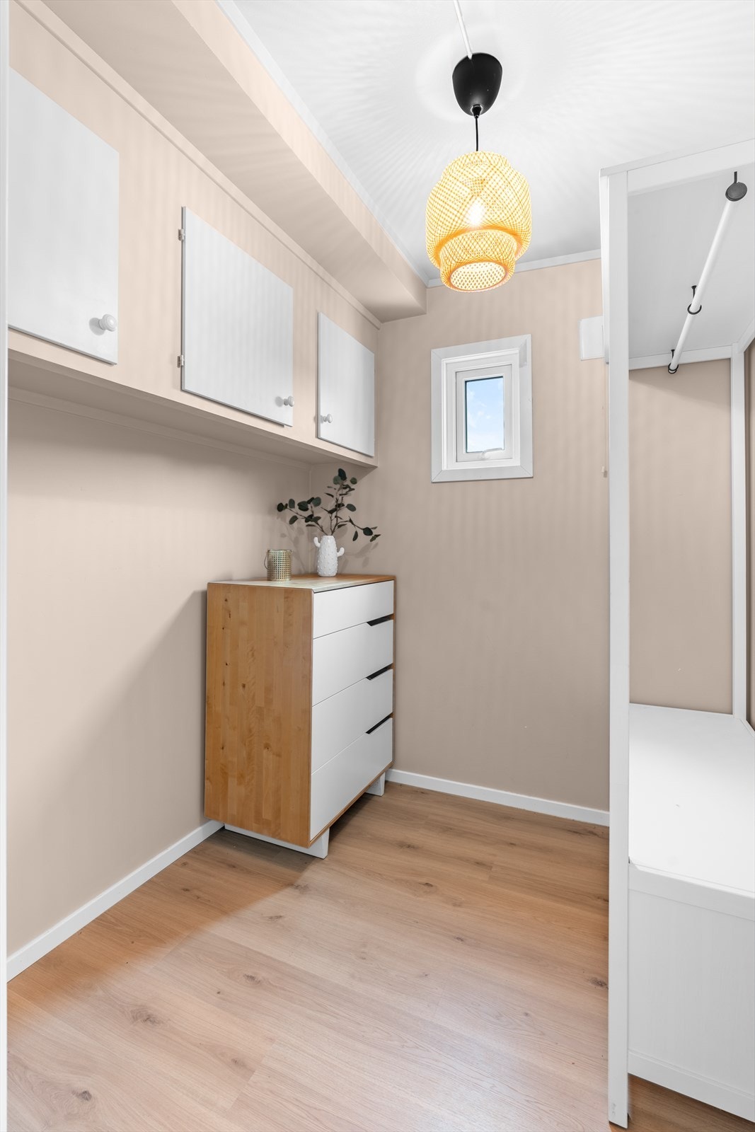 Praktisk bod innredet som et omkledningsrom inne i leiligheten. I tillegg er det godt med lagringsplass i kjellerboder, totalt 15 kvm. Galleribilde