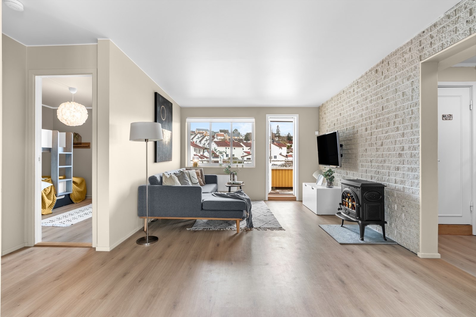 Lys og pen stue med store vindusflater som slipper inn godt med naturlig lys. Galleribilde