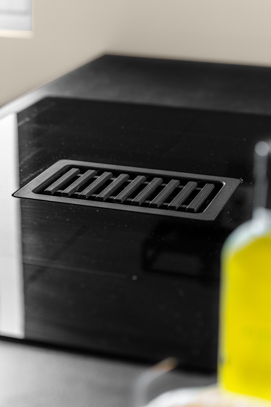 Av hvitevarer er kjøkkenet utstyrt med integrert platetopp, stekeovn, oppvaskmaskin og kjøleskap med fryser. Galleribilde