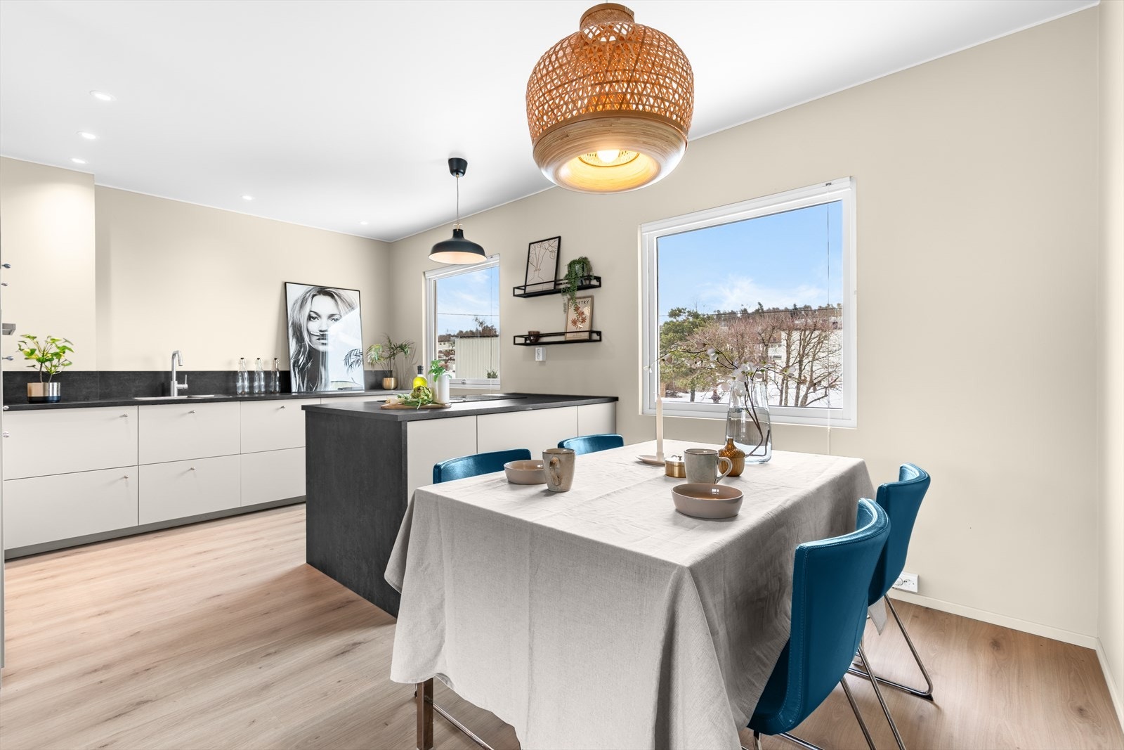 Dette er en gjennomgående topp- og endeleilighet i en firemannsbolig på Manglerud. Galleribilde