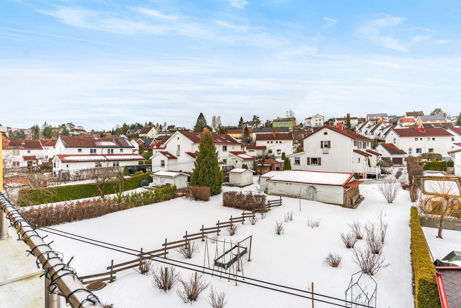 Hyggelig utsyn mot småhusbebyggelse. Boligfeltet er meget barnevennlig, og har gode oppvekstvilkår. Galleribilde