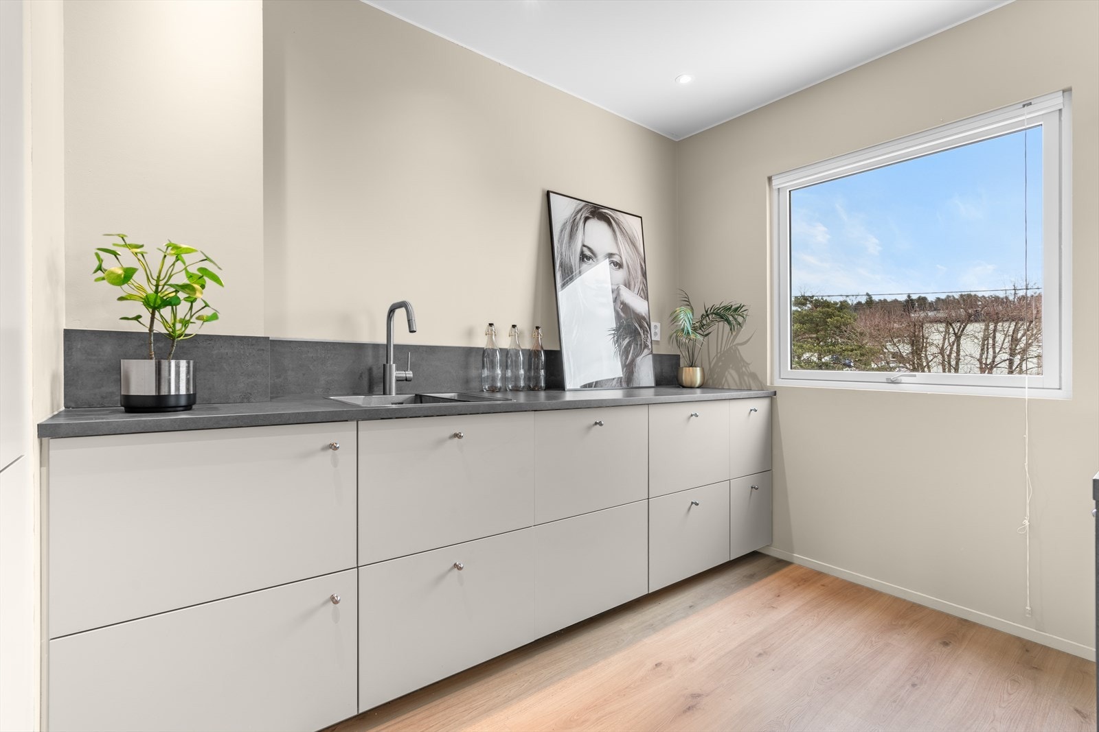 Det er rikelig med lagringsplass i skap og skuffer. Galleribilde