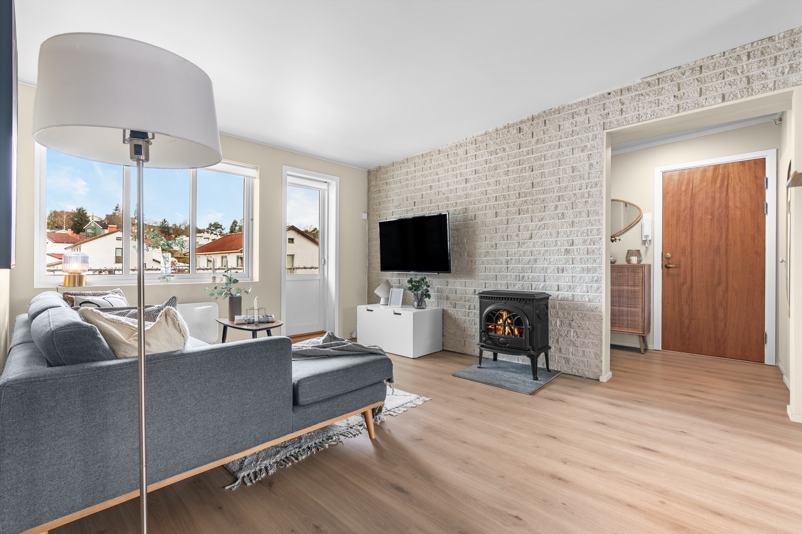 Rommets blikkfang er en hyggelig vedovn som gir varme og hygge samt bidrar til lavere strømregninger. Galleribilde