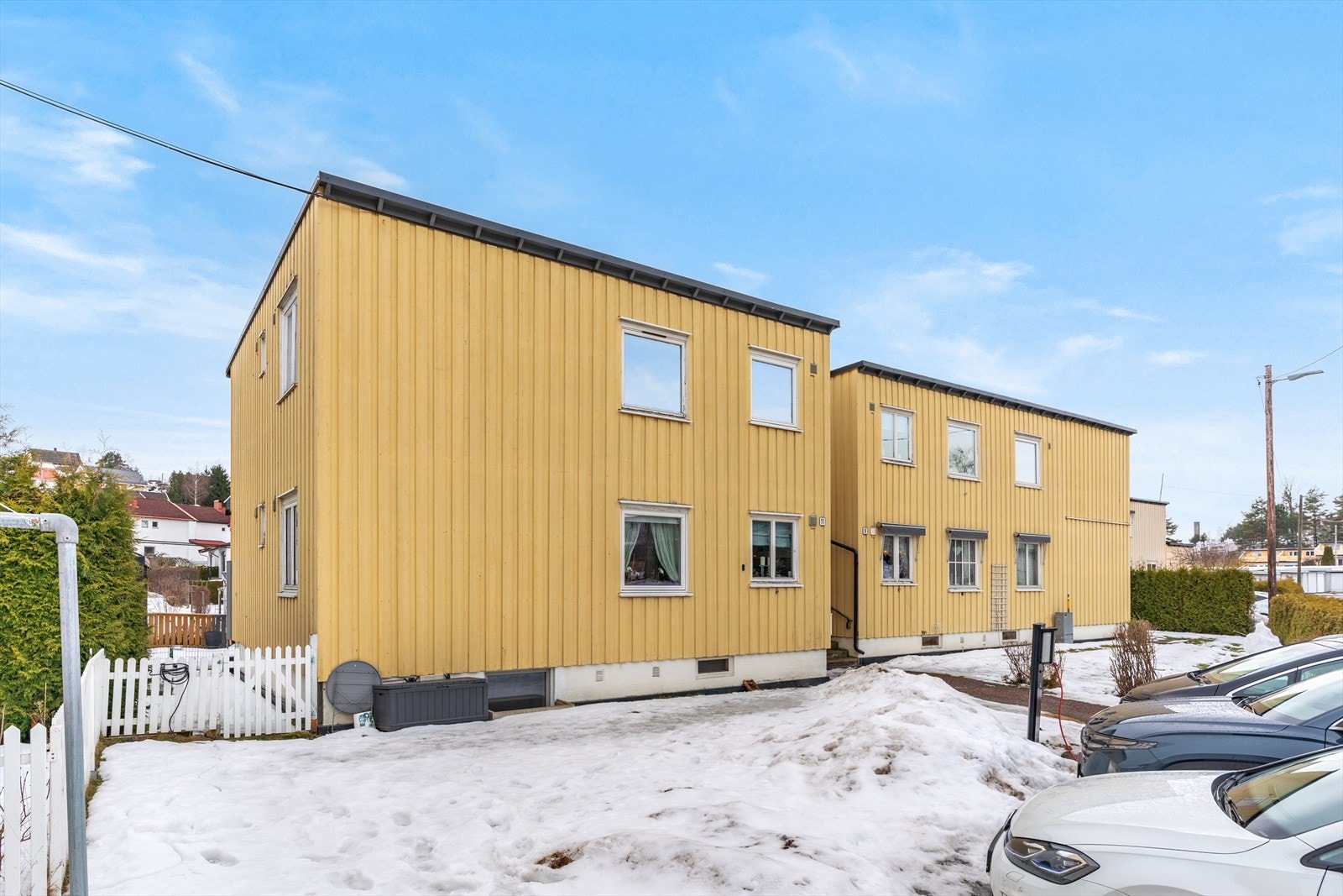 Denne enheten disponerer hageparsellen til venstre foran huset/foran parkeringsplassen. Galleribilde