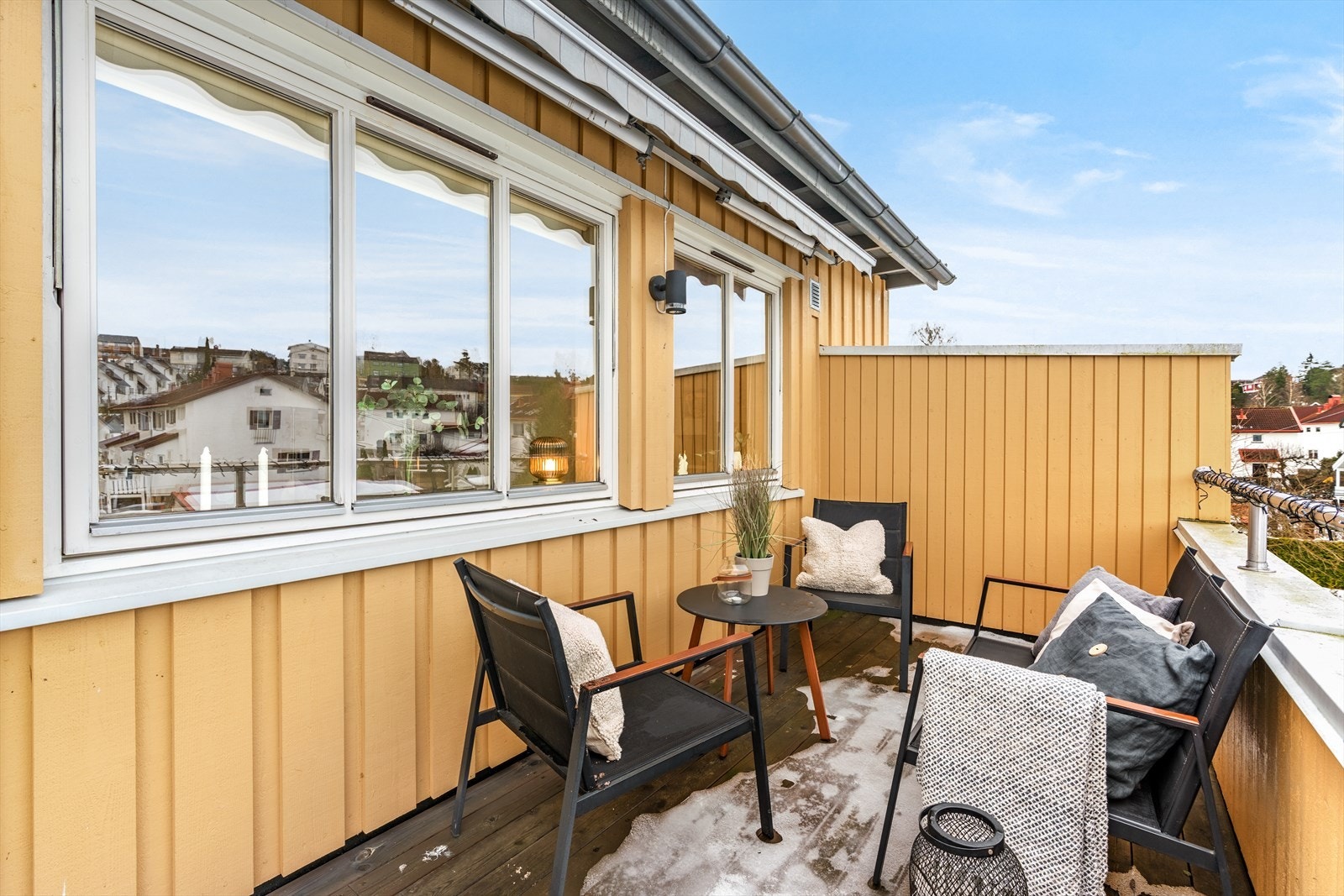 Dekke oppforet med tregulv og ny terrasse ble bygget i regi av borettslaget i 2017. Galleribilde