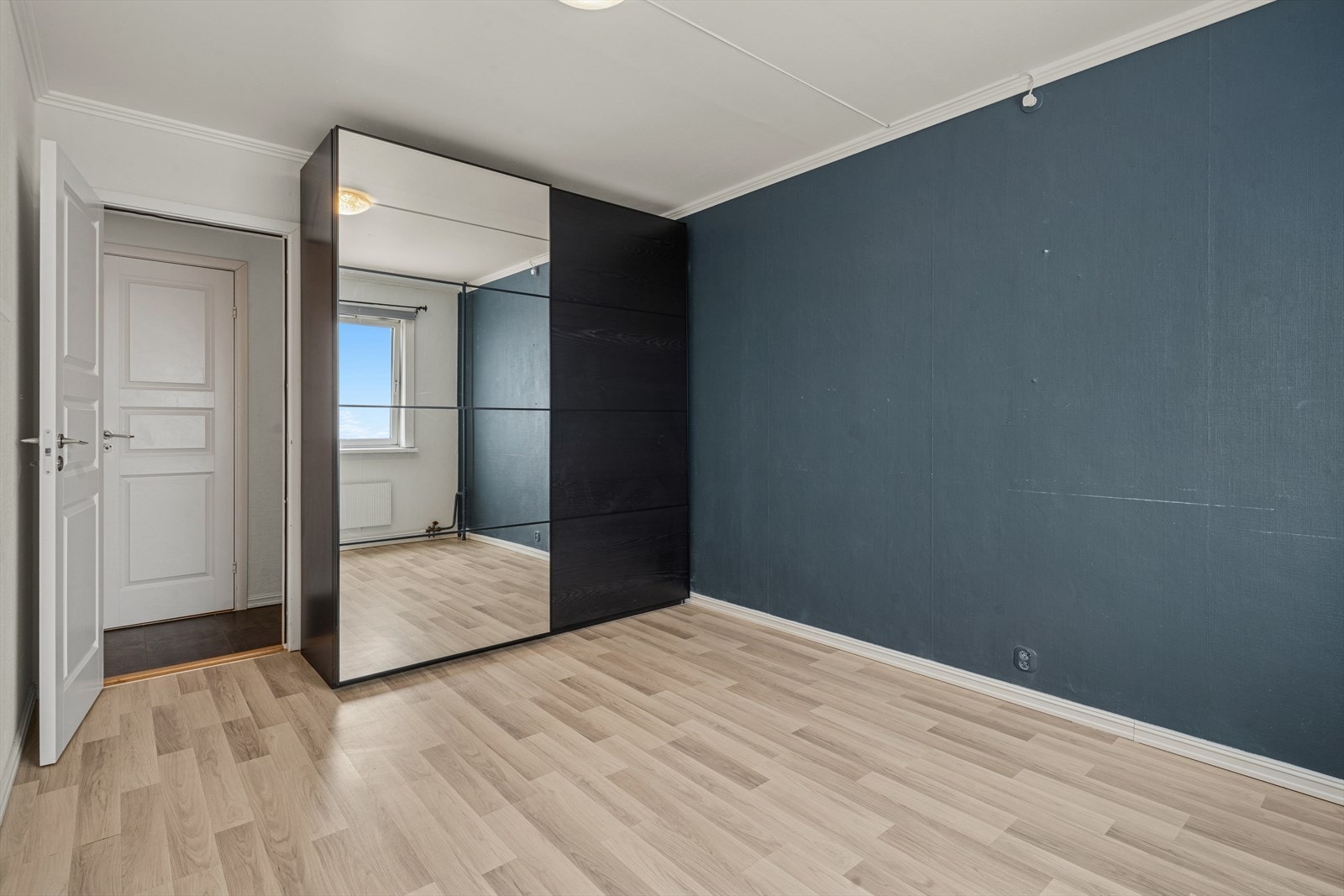 Hovedsoverommet har plass til dobbeltseng, tilhørende møblement, samt garderobe med god oppbevaringsplass. Galleribilde