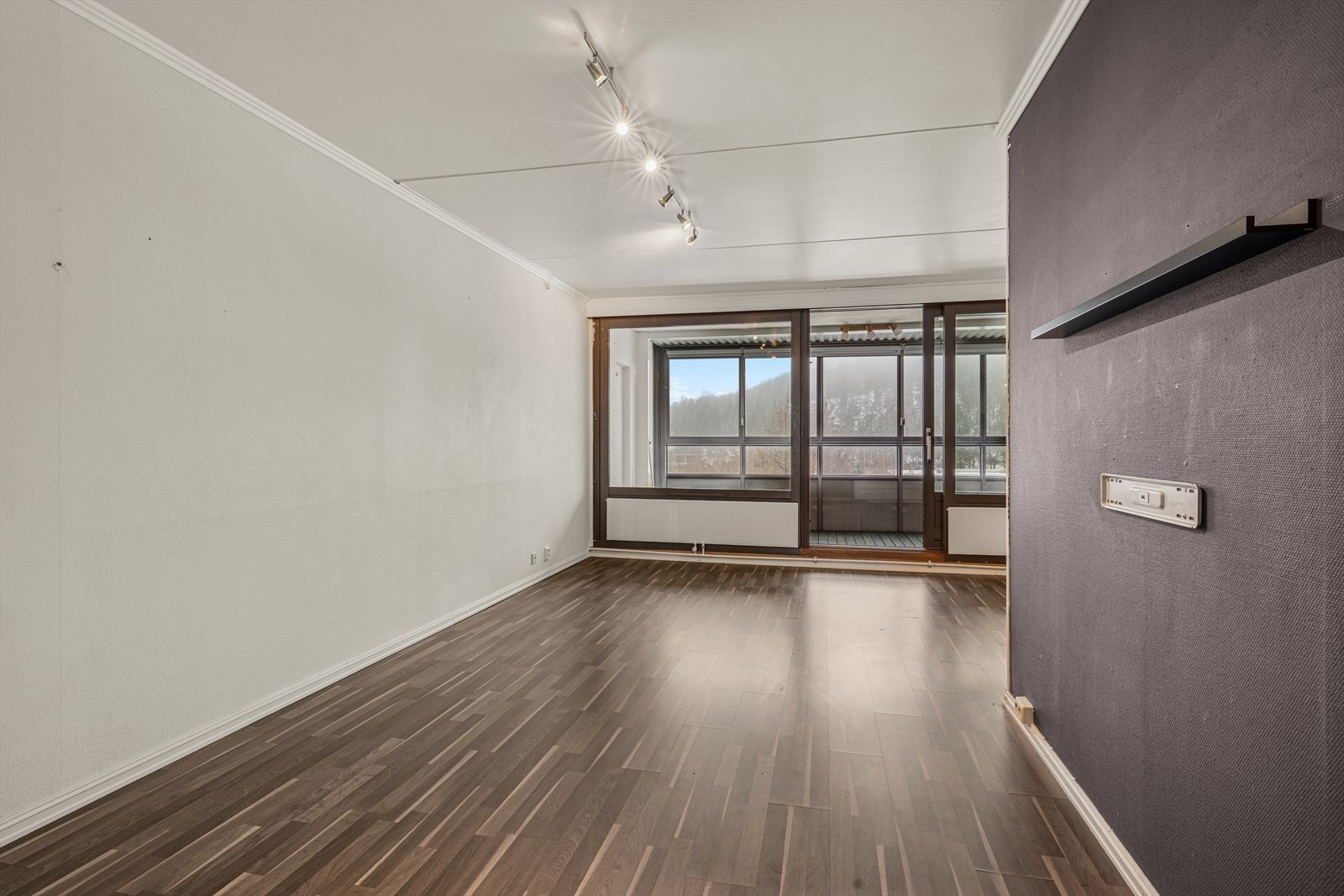 Her er flere store vindusflater som slipper inn mye naturlig lys og skaper en god atmosfære i rommet. Galleribilde