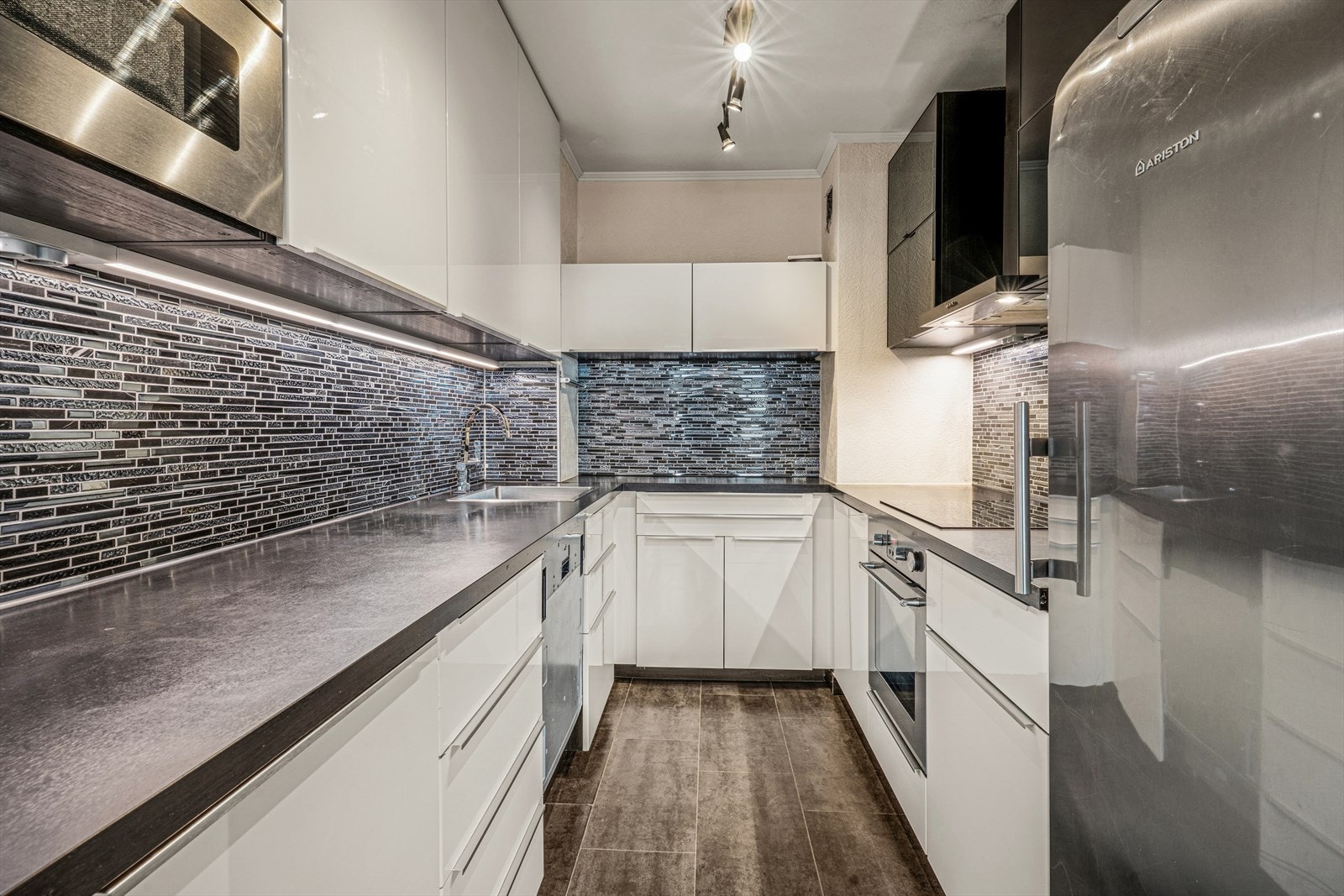 Kjøkkenet er innredet i en praktisk form, og har godt med både skap- og benkeplass. Galleribilde