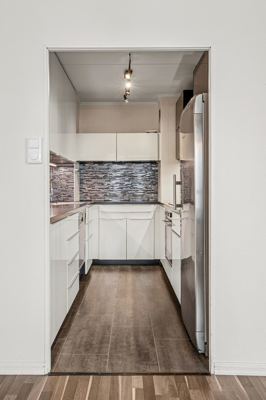 Vegger over benkeplatene er flislagte, praktisk ved matlaging. Galleribilde