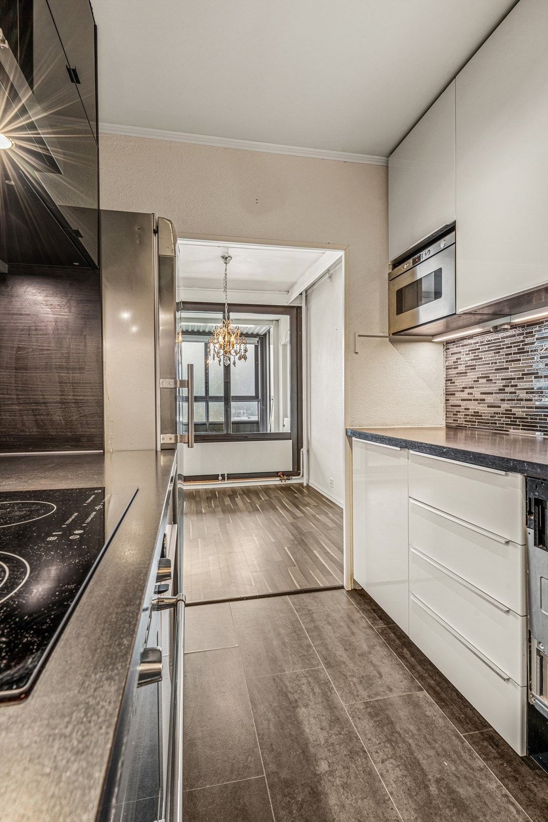 Kjøkkenet er utstyrt med oppvaskmaskin, stekeovn, micro, platetopp og kjøleskap. Galleribilde