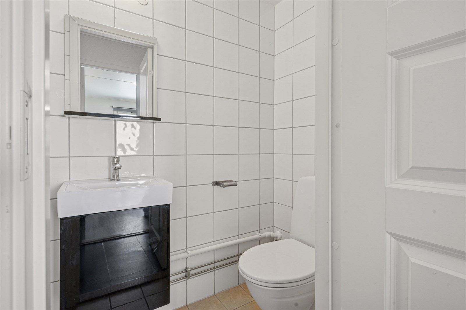 Leiligheten har et separat toalettrom fra 2010 som er flislagt, utstyrt med toalett og baderomsinnredning med servant. Galleribilde