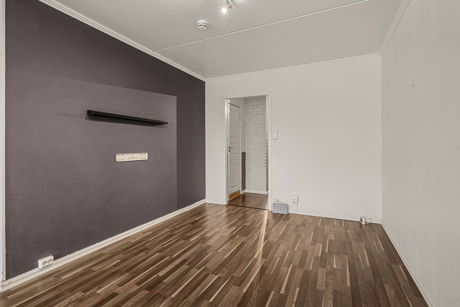 Stuen er lys og trivelig med plass til flere møbleringsmuligheter for å skape den stuen du selv ønsker. Galleribilde