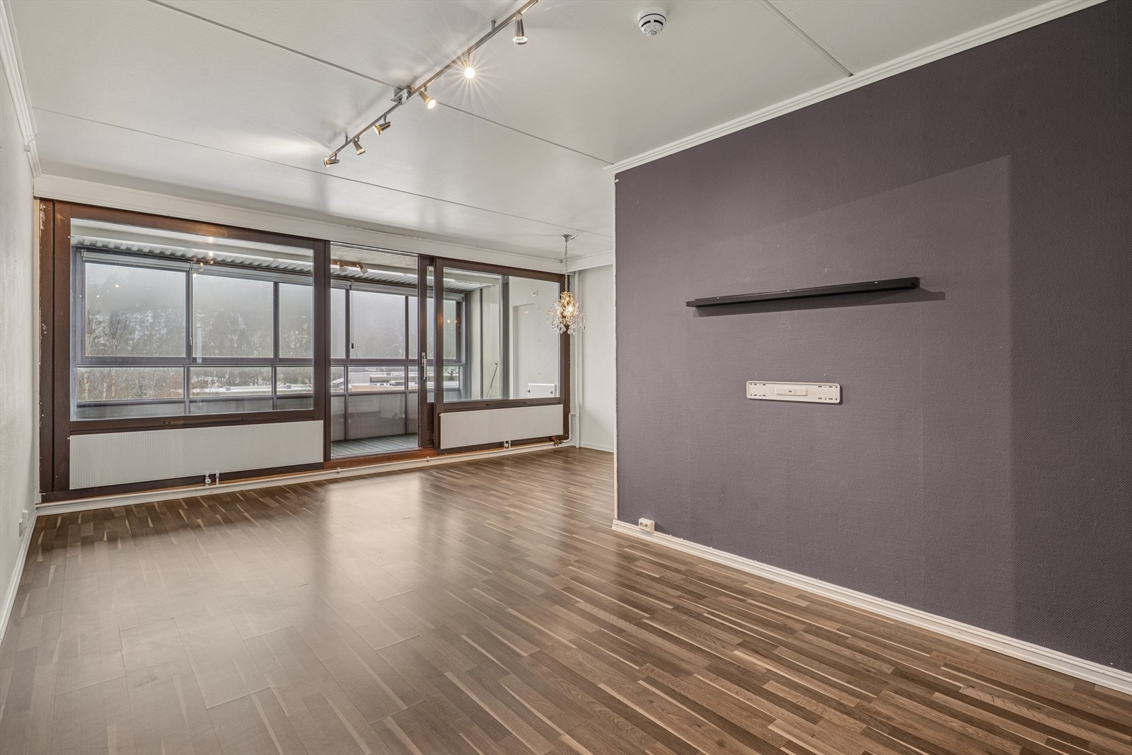 Herfra er det utgang til stor innglasset balkong. Galleribilde