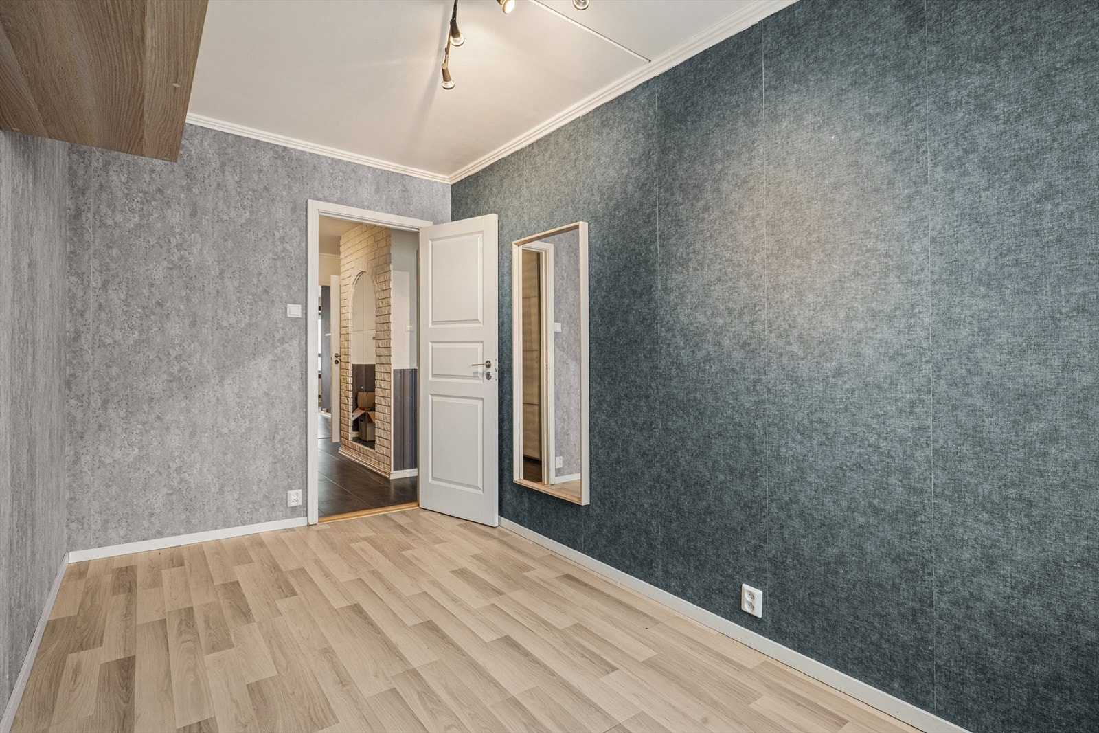 Det andre soverommet er praktisk utført med plass til seng, tilhørende møblement og oppbevaring. Galleribilde