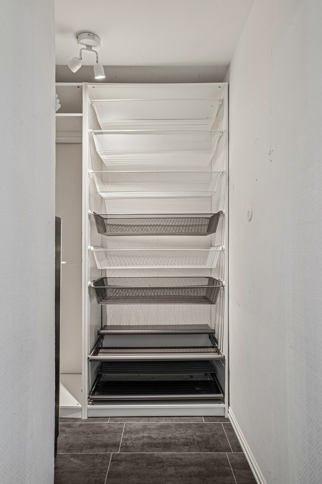 Leiligheten har oppbevaringsmuligheter i både innvendig bod og en kjellerbod. Galleribilde