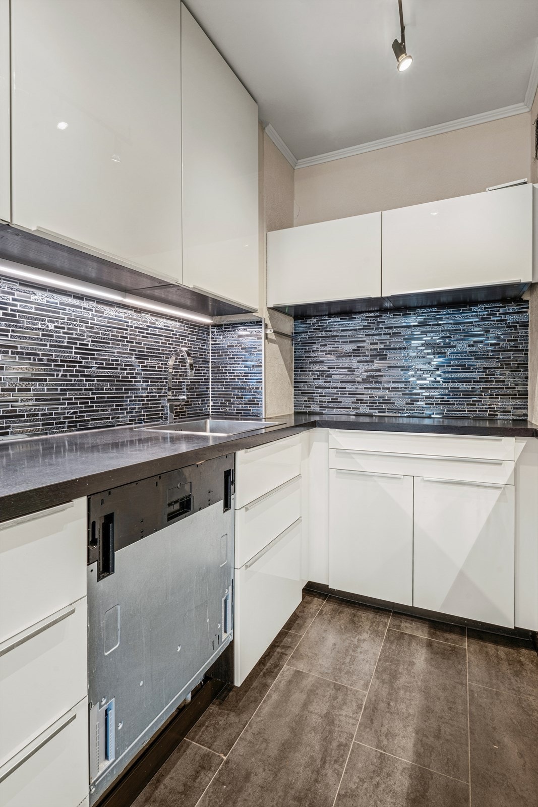 Benkeplaten er i laminat med en nedfelt stålkum og ettgreps kran. Galleribilde