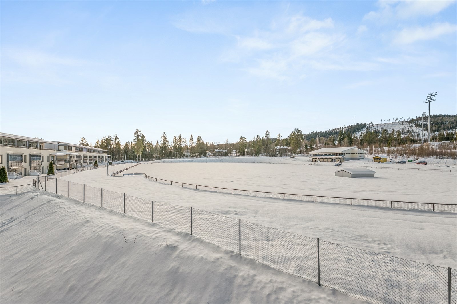 Boligen ligger i umiddelbar nærhet til idrettsanlegg. Galleribilde