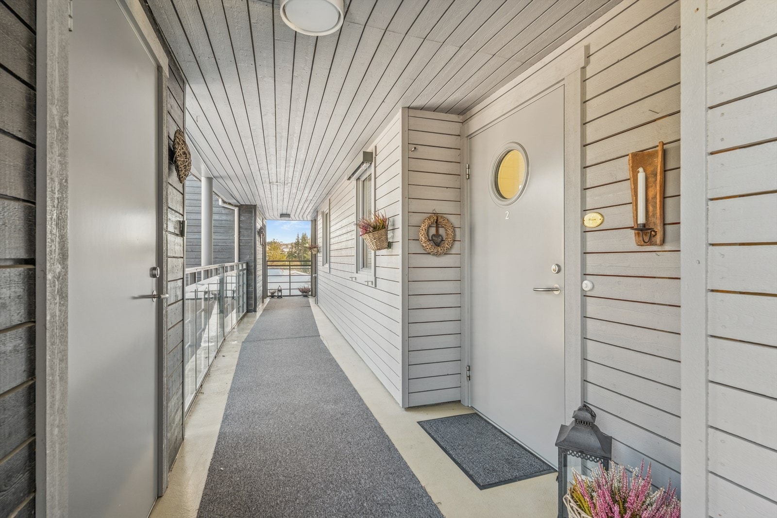 Leiligheten har adkomst via en overbygget svalgang. Galleribilde