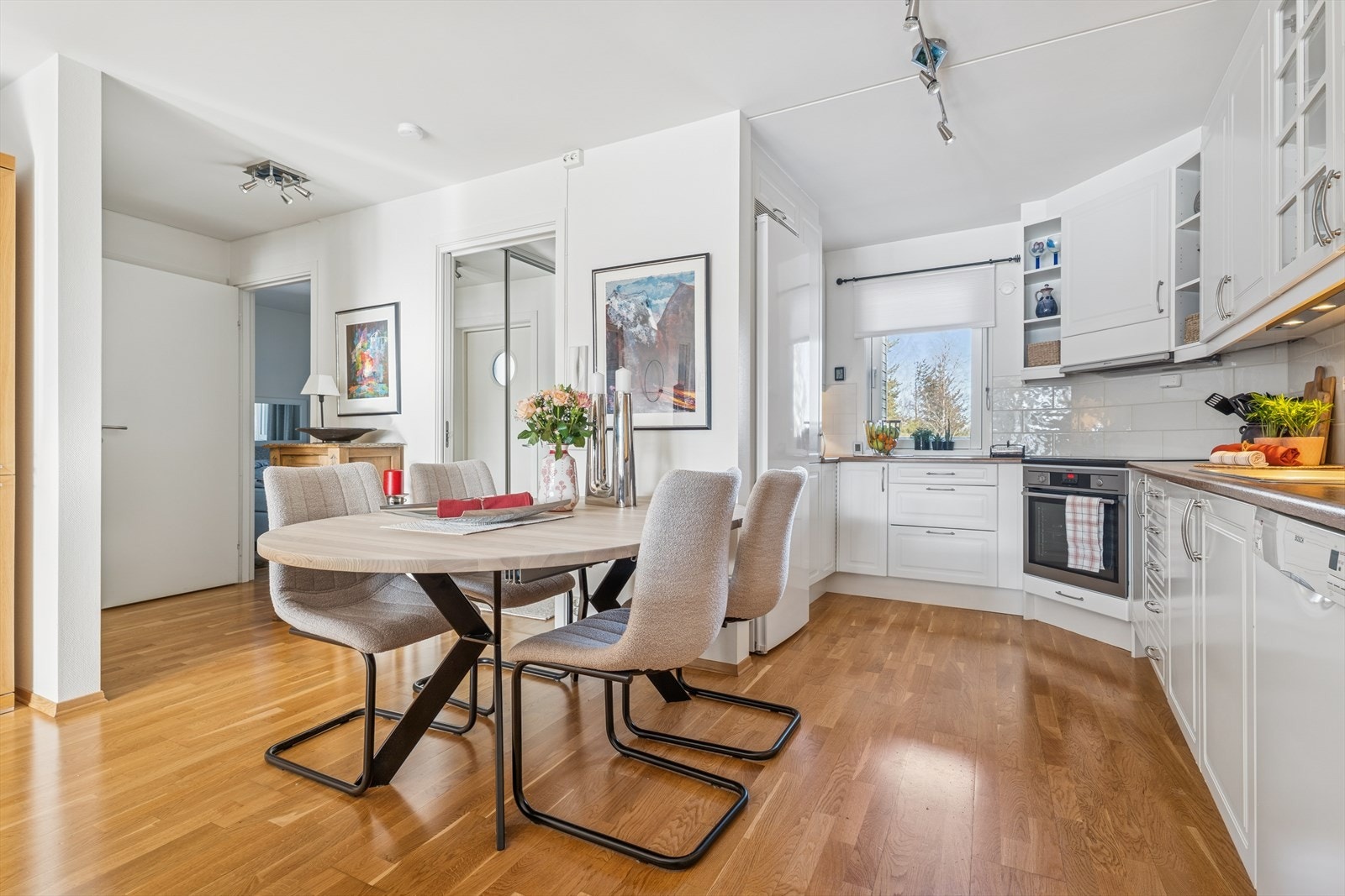 I tilknytning til kjøkkenet er det en naturlig plass for spisebord. Galleribilde