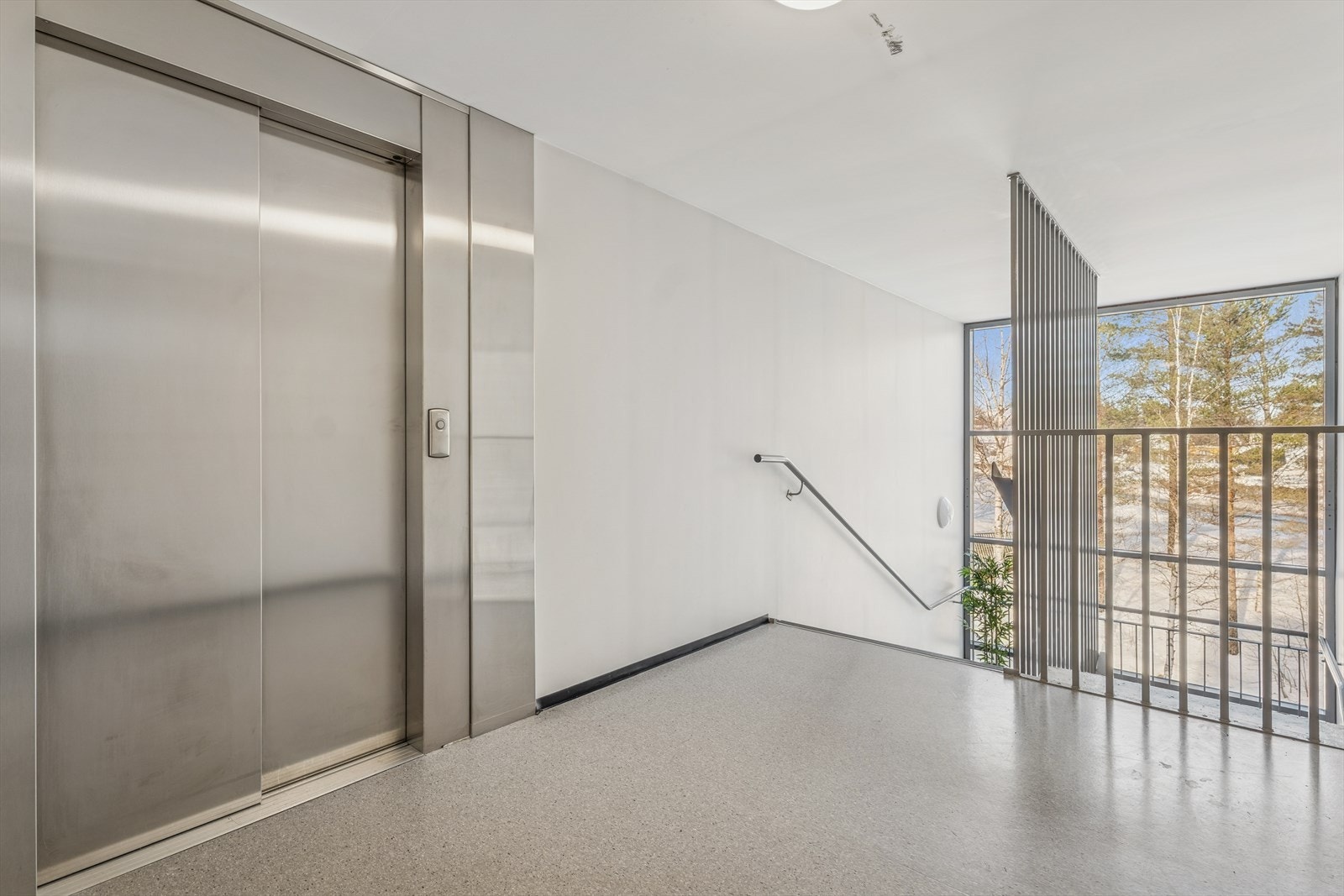 Bygget har heis som gir enkel og trinnfri adkomst til leiligheten i 3. etasje. Galleribilde