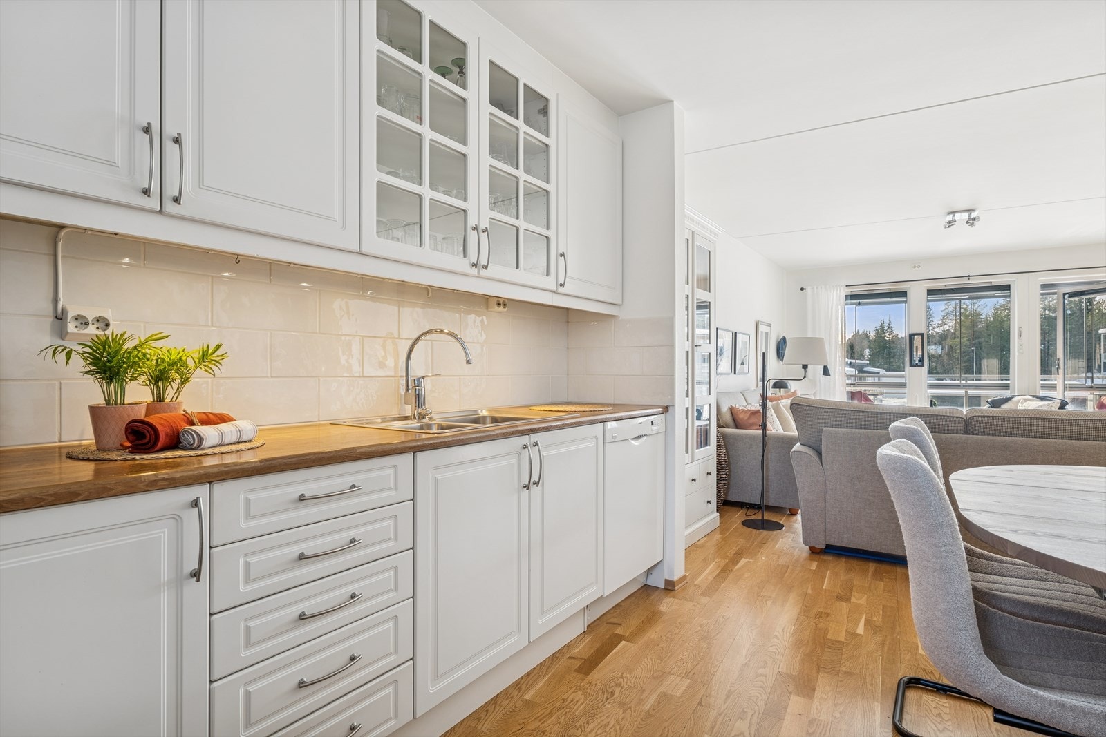 Innredningen har profilerte fronter og godt med skapplass. Galleribilde