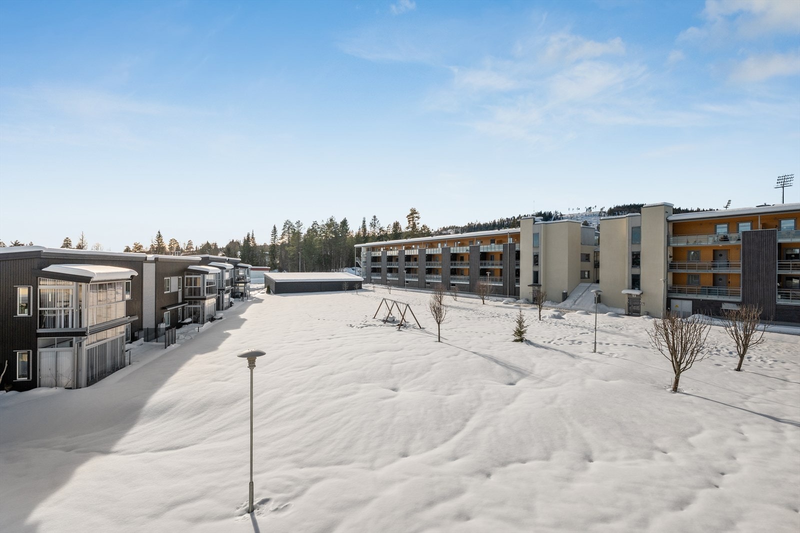 Fellesområdene er pent opparbeidet med plenarealer, beplantning og lekeapparater. Galleribilde