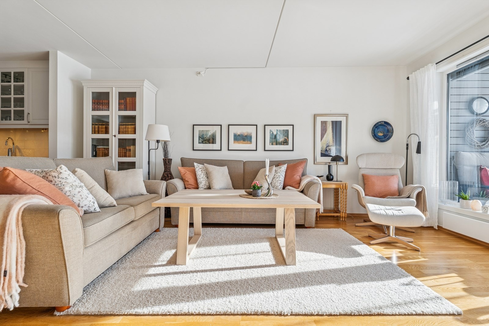 Stue og kjøkken i åpen løsning. Galleribilde