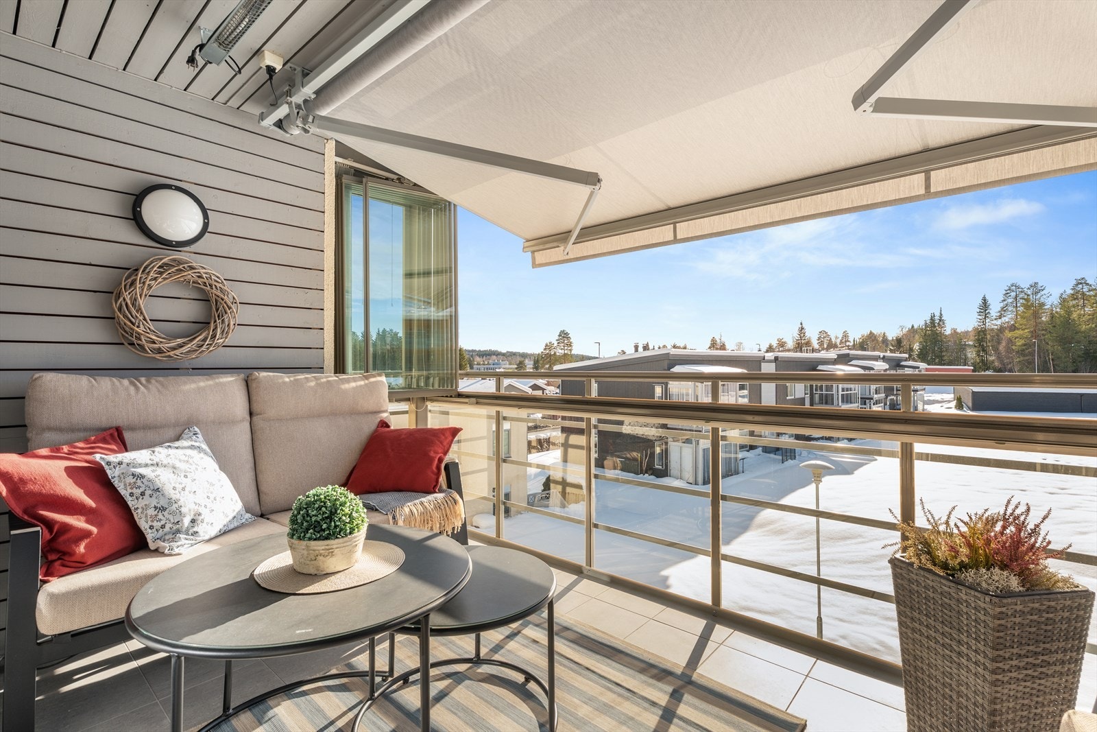 Solrik balkong med god plass til sittegruppe. Galleribilde