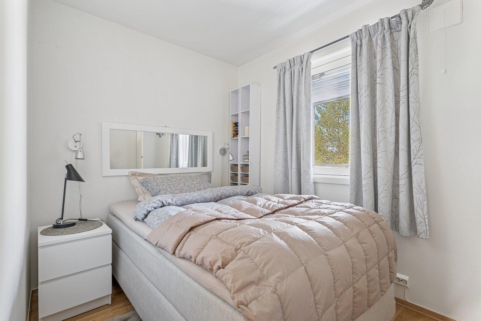 Soverom 1 har god plass til dobbeltseng og tilhørende møblement. Galleribilde