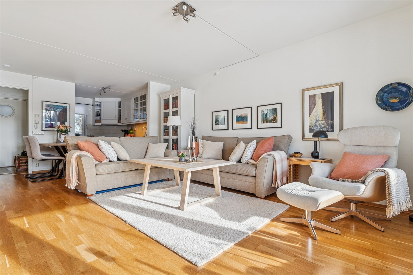 Stua har god plass til både sofagruppe og annet møblement. Galleribilde